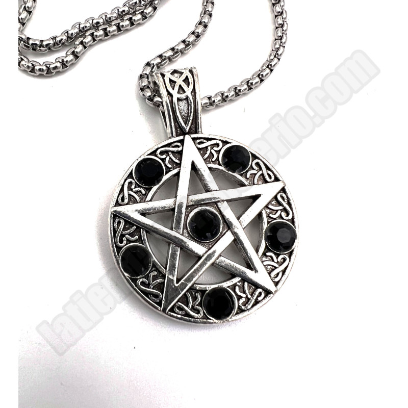 Pentáculo con piedras negras